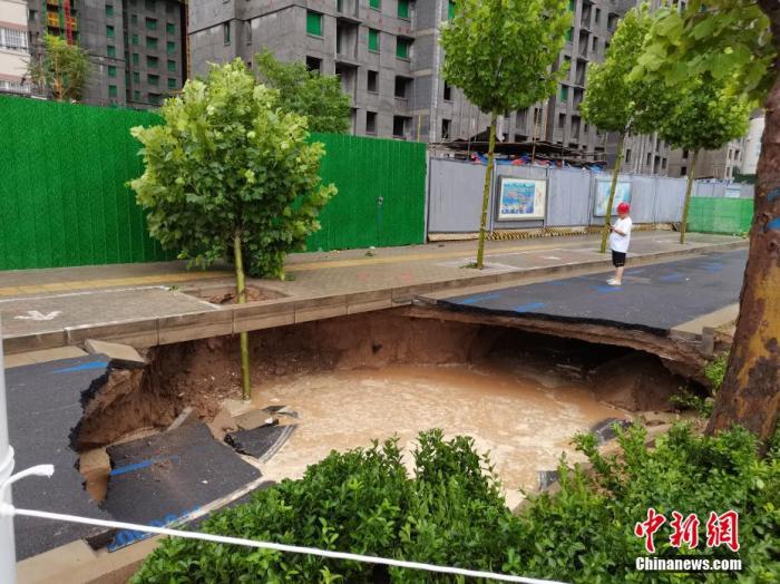 7月21日，河南，郑州暴雨第二日，经过一夜的抢险救援积水路段的积水明显下降，但街头仍有多处积水严重。图为洪水消退后的郑州街头。/p中新社记者 李贵刚 摄