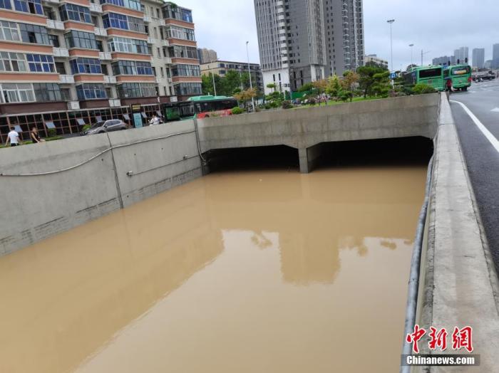 7月21日,河南,郑州暴雨第二日,经过一夜的抢险救援积水路段的积水明显下降,但街头仍有多处积水严重。图为洪水消退后的郑州街头。中新社记者 李贵刚 摄 7月21日,河南,郑州暴雨第二日,经过一夜的抢险救援积水路段的积水明显下降,但街头仍有多处积水严重。图为洪水消退后的郑州街头。中新社记者 李贵刚 摄