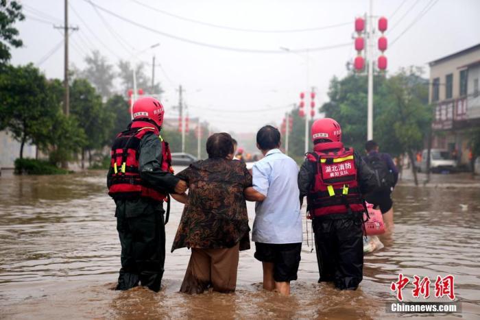 连日来,河南遭遇极端强降雨引发自然灾害。7月21日,毗邻该省的湖北襄阳市消防救援支队54名指战员携带抗洪抢险器材前往增援。当日下午,救援队员赶到河南长葛市大周镇王皮庙村时,利用橡皮艇、冲锋舟先后转移受困群众176人。图为7月21日,消防队员转移受困群众。 <a target='_blank' href='http://www.chinanews.com/'>中新社</a>发 苏晓杰 摄 连日来,河南遭遇极端强降雨引发自然灾害。7月21日,毗邻该省的湖北襄阳市消防救援支队54名指战员携带抗洪抢险器材前往增援。当日下午,救援队员赶到河南长葛市大周镇王皮庙村时,利用橡皮艇、冲锋舟先后转移受困群众176人。图为7月21日,消防队员转移受困群众。 <a target='_blank' href='http://www.chinanews.com/'>中新社</a>发 苏晓杰 摄