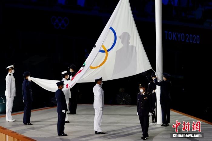 7月23日，第32屆夏季奧林匹克運動會開幕式在日本東京新國立競技場舉行。圖為升奧林匹克會旗儀式。 中新社記者 富田 攝