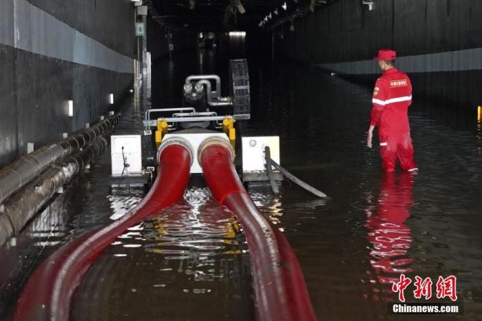 资料图：“龙吸水”机器人在河南省郑州市京广路隧道进行排涝作业。 /p中新社记者 李超庆 摄
