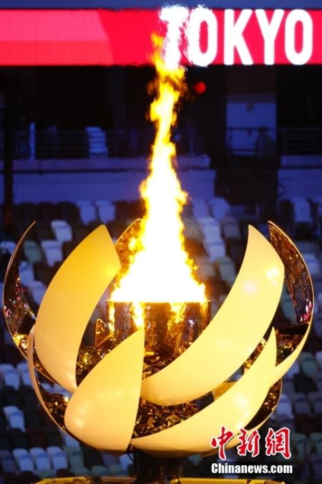资料图：7月23日，第32届夏季奥林匹克运动会开幕式在日本东京新国立竞技场举行。图为点燃的主火炬。 <a target='_blank' href='http://www.chinanews.com/'>中新社</a>记者 韩海丹 摄