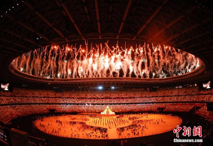 7月23日，第32届夏季奥林匹克运动会开幕式在日本东京新国立竞技场举行。图为主火炬被点燃。 <a target='_blank' href='http://www.chinanews.com/'>中新社</a>记者 杜洋 摄