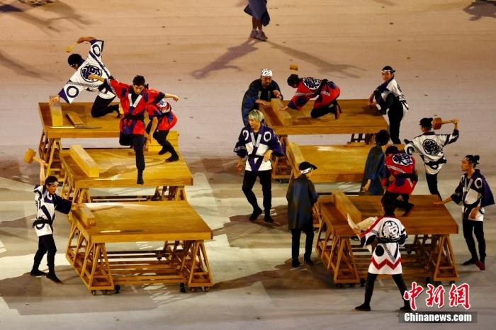 7月23日，第32届夏季奥林匹克运动会开幕式在日本东京新国立竞技场举行。图为开幕式现场表演。 <a target='_blank' href='http://www.chinanews.com/'>中新社</a>记者 富田 摄