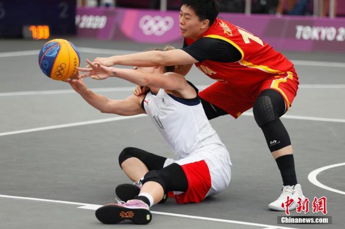 当地时间7月24日，中国选手张芷婷(右)在比赛中拼抢。 /p中新社记者 富田 摄