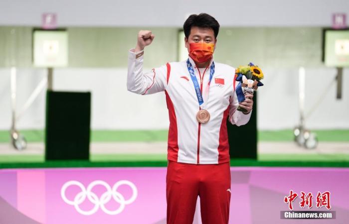 资料图：7月24日，东京奥运会男子10米气手枪比赛举行，中国选手庞伟获得铜牌。 <a target='_blank' href='http://www.chinanews.com/'>中新社</a>记者 杜洋 摄 　