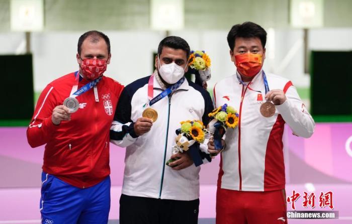 7月24日，東京奧運會男子10米氣手槍比賽舉行，中國選手龐偉(右一)獲得銅牌。伊朗選手福魯吉獲得金牌，塞爾維亞老將米科奇獲得銀牌。 中新社記者 杜洋 攝