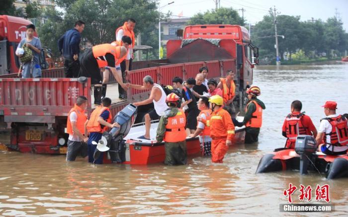资料图：救援人员转移疏散被困群众。图片来源：视觉中国