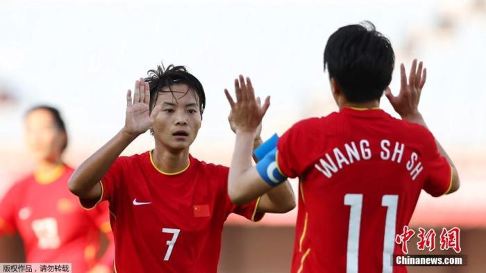 7月24日，东京奥运会女足小组赛第二轮展开，中国女足4：4赞比亚女足。比赛中，王霜独中四元，仍未能助中国队未能带走胜利。本场过后，中国女足两战一平一负积1分，最后一轮她们将面对小组最强对手荷兰女足。图为王霜在比赛中和队友庆祝进球。