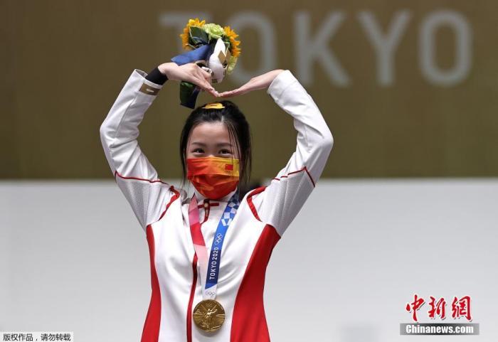 7月24日举行的东京奥运会女子10米气步枪决赛中，中国选手杨倩夺得冠军，为中国代表团揽入本届奥运会第一枚金牌。这也是本届东京奥运会诞生的首枚金牌。图为杨倩在领奖台上比出爱心手势。