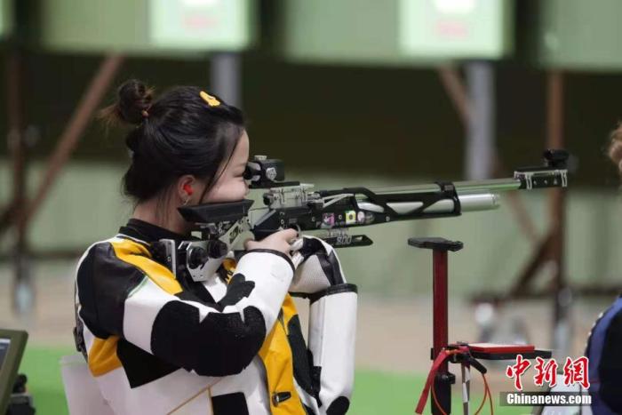 图为杨倩在女子10米气步枪资格赛中。/p中新社记者 杜洋 摄
