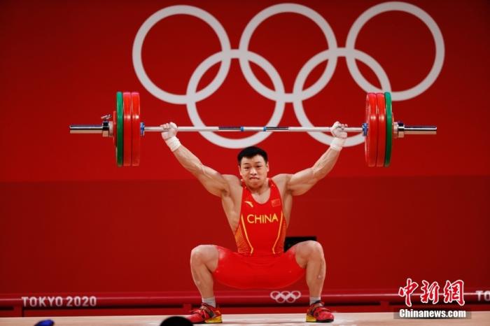 北京时间7月25日晚，在东京奥运会男子举重67公斤级比赛中，中国选手谌利军以抓举145公斤、挺举187公斤、总成绩332公斤夺冠，打破挺举和总成绩奥运纪录的同时，也为中国体育代表团摘得本届奥运会的第六金。图为比赛现场。 /p中新社记者 韩海丹 摄