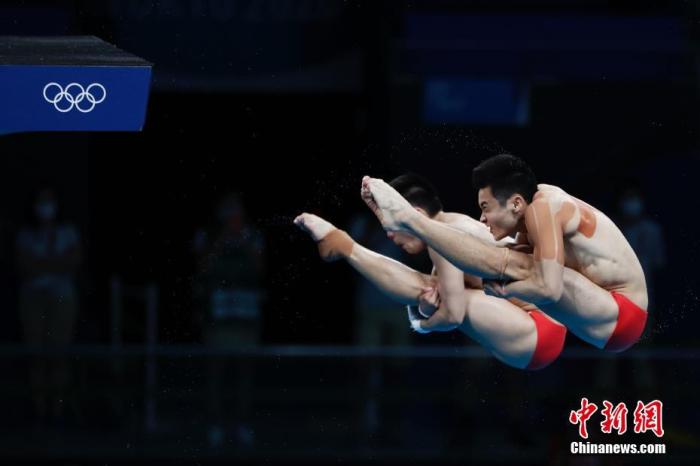 7月26日，在东京奥运会跳水男子双人十米跳台决赛中，中国选手曹缘/陈艾森获得亚军。 /p中新社记者 韩海丹 摄