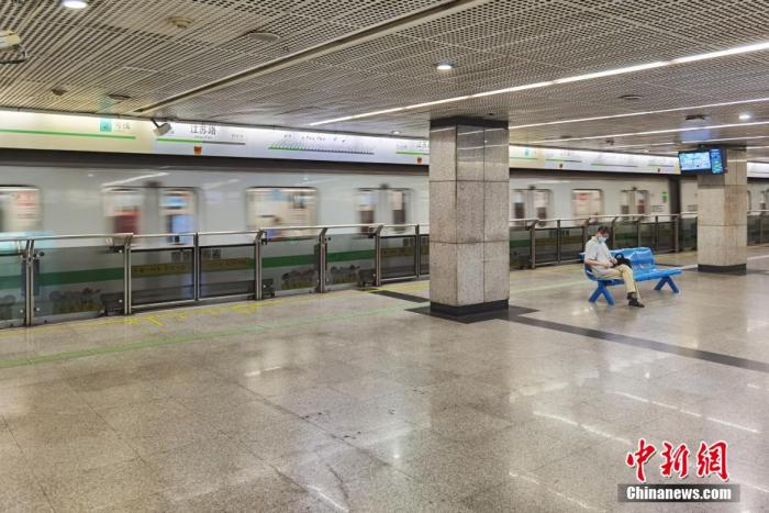 7月26日，上海地铁乘客稀少。当日，沪上部分企业允许员工居家办公。汤彦俊 摄