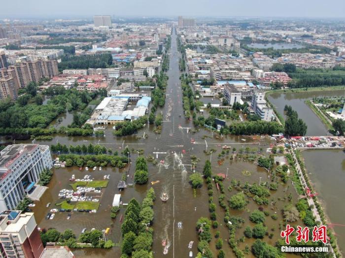 7月26日，河南省衛輝市城區部分路段尚有積水，多支救援力量在當地展開救援工作。中新社記者 崔楠 攝