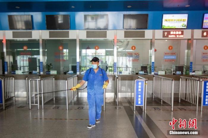 7月27日，南京汽车客运站内，工作人员正在售票大厅内消杀。 /p中新社记者 泱波 摄