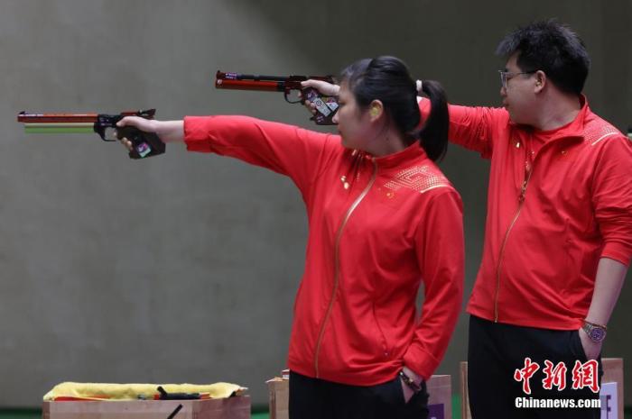 当地时间7月27日，在东京奥运会10米气手枪混合团体金牌战中，中国团体姜冉馨/庞伟在“抢16大战”中以16:14胜出，为中国代表队拿下第七块金牌。10米气手枪混合团体是一个新设的奥运项目，此次共有20队参加。图片来源：视觉中国