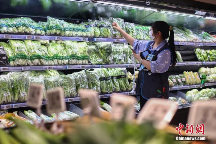 资料图：超市工作人员在生鲜果蔬区整理蔬菜。 <a target='_blank' href='/'>中新社</a>记者 泱波 摄