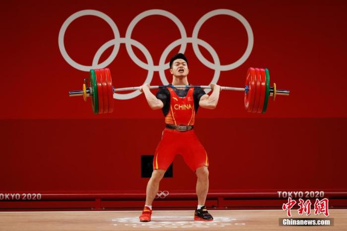7月28日，在东京奥运会男子举重73公斤级比赛中，中国选手石智勇以抓举166公斤、挺举198公斤、总成绩364公斤的成绩夺得冠军，其中总成绩打破了此前自己保持的世界纪录。这是中国代表团本届奥运会的第12金。<a target='_blank' href='http://www.chinanews.com/'>中新社</a>记者 韩海丹 摄