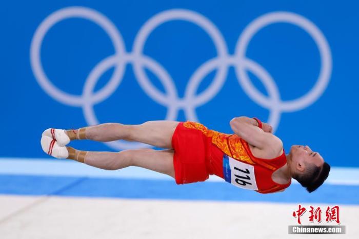7月28日晚，在东京奥运会男子体操全能决赛中，中国选手肖若腾夺得一枚银牌。<a target='_blank' href='http://www.chinanews.com/'>中新社</a>记者 富田 摄