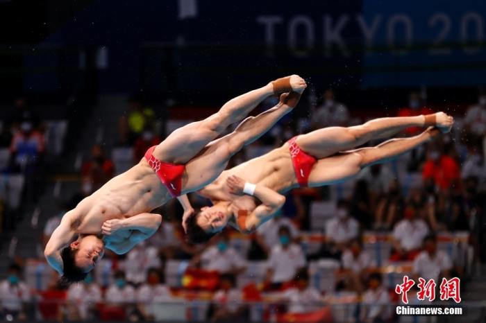 当地时间7月28日，东京奥运会男子双人3米板对决中，中国组合谢思埸/王宗源以467.82分的绝对实力夺冠，帮助中国跳水队将该项目的金牌“失而复得”，这也是中国代表团的第11金。<a target='_blank' href='http://www.chinanews.com/'>中新社</a>记者 富田 摄