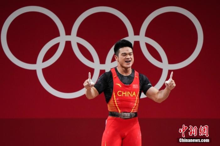 7月28日，在东京奥运会男子举重73公斤级比赛中，中国选手石智勇以抓举166公斤、挺举198公斤、总成绩364公斤的成绩夺得冠军，其中总成绩打破了此前自己保持的世界纪录。图片来源：视觉中国