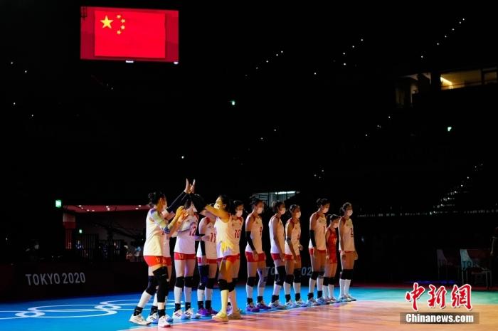 7月29日，东京奥运会女子排球小组赛继续进行，中国队2：3负于俄罗斯奥运选手队，小组赛三连败。作为上届奥运会的冠军，中国女排面临小组可能无法出线的尴尬局面。图片来源：视觉中国