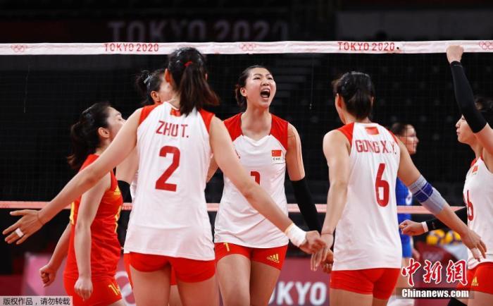 7月29日，东京奥运会女子排球小组赛继续进行，中国队2：3负于俄罗斯奥运选手队，小组赛三连败。作为上届奥运会的冠军，中国女排面临小组可能无法出线的尴尬局面。图为女排队员在比赛中。