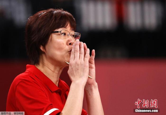 7月29日，东京奥运会女子排球小组赛继续进行，中国队2：3负于俄罗斯奥运选手队，小组赛三连败。作为上届奥运会的冠军，中国女排面临小组可能无法出线的尴尬局面。图为女排主教练郎平在场边指挥。