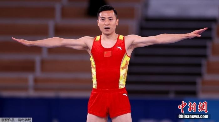 北京时间7月31日，东京奥运会男子蹦床决赛，中国奥运“四朝元老”董栋以61.235分夺得亚军。董栋四次征战奥运会，共收获1金2银1铜。图为董栋在比赛中。