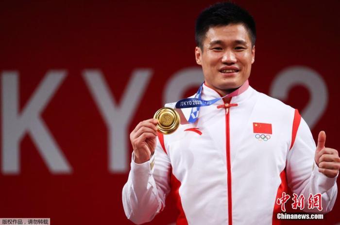 7月31日，东京奥运会男子举重81公斤级决赛中，37岁的中国选手吕小军以抓举170公斤、挺举204公斤、总成绩374公斤的成绩夺得冠军，其中抓举、挺举、总成绩均打破奥运纪录。这是中国代表团本届奥运会的第21金。