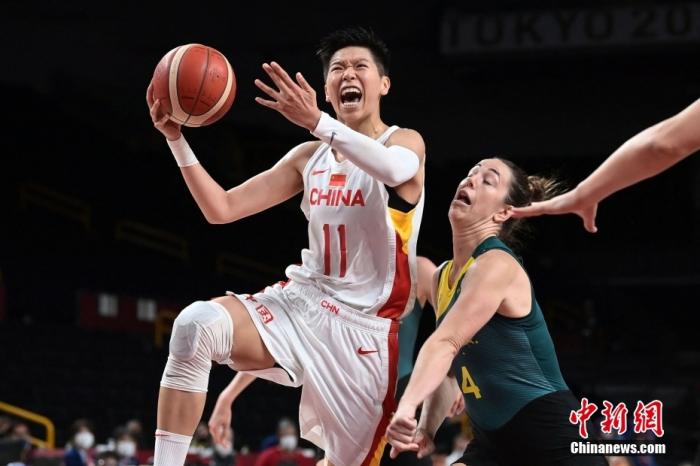 7月30日晚，东京奥运会女篮小组赛继续进行，首场取胜的中国女篮迎战澳大利亚。经过四节激烈较量，中国队76：74险胜，取得2连胜同时提前晋级八强。图为女篮队员在比赛中。图片来源：视觉中国