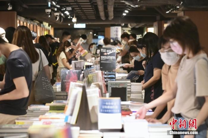 8月1日,香港特区政府向市民发放第一期2千港元电子消费券,位于尖沙咀一商场、零售商户推出不同的优惠,吸引大量市民入內消费。图为大批市民于尖沙咀一书店内选购书籍。 <a target='_blank' href='http://www.chinanews.com/'>中新社</a>记者 李志华 摄 8月1日,香港特区政府向市民发放第一期2千港元电子消费券,位于尖沙咀一商场、零售商户推出不同的优惠,吸引大量市民入內消费。图为大批市民于尖沙咀一书店内选购书籍。 <a target='_blank' href='http://www.chinanews.com/'>中新社</a>记者 李志华 摄