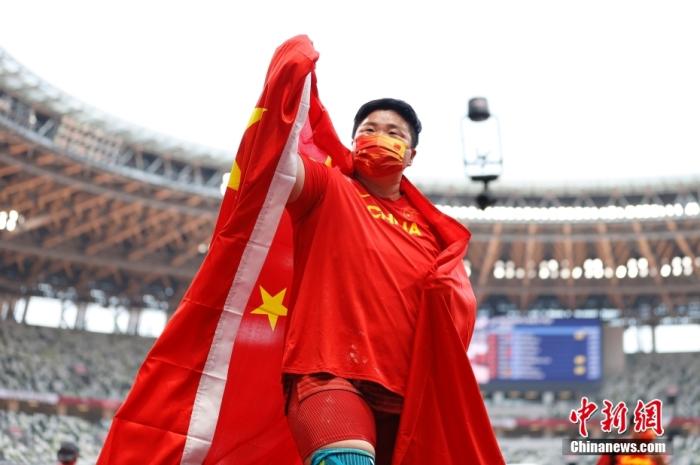 当地时间8月1日，东京奥运会女子铅球决赛，中国名将巩立姣投出20米58的个人最佳成绩成功夺冠。这是巩立姣职业生涯首枚奥运金牌，也是中国田径队在本届奥运会收获的第一枚金牌。<a target='_blank' href='http://www.chinanews.com/'>中新社</a>记者 富田 摄
