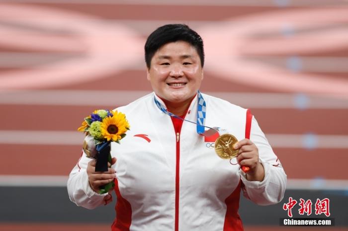 當地時間8月1日晚，中國選手鞏立姣在領獎臺上展示金牌。當日，在東京奧運會田徑女子鉛球決賽中，中國選手鞏立姣奪得冠軍。<a target='_blank' >中新社</a>記者 富田 攝