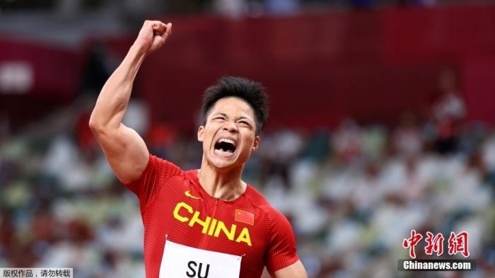 当地时间8月1日，东京奥运会男子百米半决赛上，中国飞人苏炳添以9秒83创下亚洲纪录，刷新个人最好成绩，成功晋级决赛，他也是首个进入奥运会决赛的中国飞人。