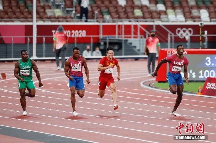 北京时间8月1日晚，在东京奥林匹克运动会男子百米决赛中，中国选手苏炳添以9.98秒的成绩获得第六名，作为首位闯进奥运男子百米决赛的中国人，他再次创造了历史。中新社记者 韩海丹 摄