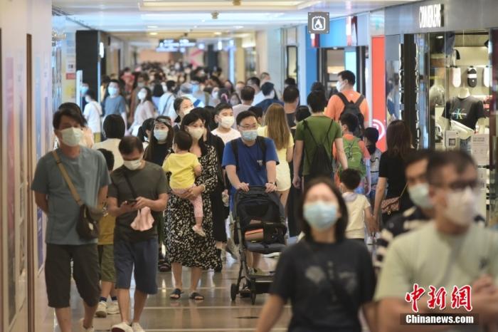 8月1日,香港特区政府向市民发放第一期2千港元电子消费券,位于尖沙咀一商场、零售商户推出不同的优惠,吸引大量市民入內消费。图为大批市民于尖沙咀一商场内购物。 <a target='_blank' href='http://www.chinanews.com/'>中新社</a>记者 李志华 摄 8月1日,香港特区政府向市民发放第一期2千港元电子消费券,位于尖沙咀一商场、零售商户推出不同的优惠,吸引大量市民入內消费。图为大批市民于尖沙咀一商场内购物。 <a target='_blank' href='http://www.chinanews.com/'>中新社</a>记者 李志华 摄