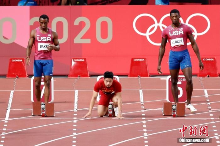 北京时间8月1日晚，在东京奥运会男子百米决赛中，中国选手苏炳添以9.98秒的成绩获得第六名，作为首位闯进奥运男子百米决赛的中国人，他再次创造了历史。/p中新社记者 富田 摄