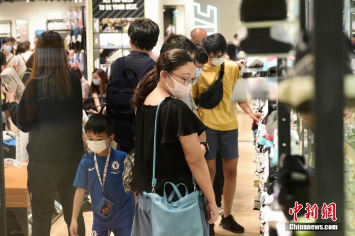 8月1日,香港特区政府向市民发放第一期2千港元电子消费券,位于尖沙咀一商场、零售商户推出不同的优惠,吸引大量市民入內消费。图为市民于商店内购物。 <a target='_blank' href='http://www.chinanews.com/'>中新社</a>记者 李志华 摄 8月1日,香港特区政府向市民发放第一期2千港元电子消费券,位于尖沙咀一商场、零售商户推出不同的优惠,吸引大量市民入內消费。图为市民于商店内购物。 <a target='_blank' href='http://www.chinanews.com/'>中新社</a>记者 李志华 摄