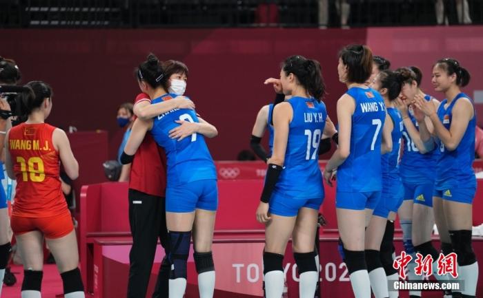 北京时间8月2日下午，中国女排迎来与阿根廷女排的较量。提前两轮无缘小组出线的中国女排在比赛中依旧全力以赴，最终以3:0(25:15，25:22，25：19)完胜对手。至此，中国女排以小组赛2胜3负的战绩结束了东京奥运之旅。图为比赛后，主教练郎平与中国女排队员拥抱。 <a target='_blank' href='http://www.chinanews.com/'>中新社</a>记者 杜洋 摄
