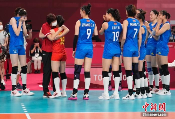 北京时间8月2日下午，中国女排迎来与阿根廷女排的较量。提前两轮无缘小组出线的中国女排在比赛中依旧全力以赴，最终以3:0(25:15，25:22，25：19)完胜对手。至此，中国女排以小组赛2胜3负的战绩结束了东京奥运之旅。图为比赛后，主教练郎平与中国女排队员拥抱。 <a target='_blank' href='http://www.chinanews.com/'>中新社</a>记者 杜洋 摄