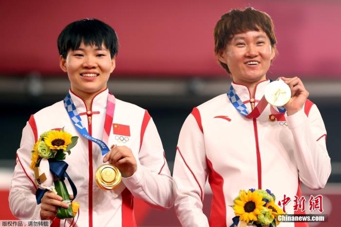 北京时间8月2日，在东京奥运会场地自行车女子团体争先赛中，由钟天使和鲍珊菊组成的中国队以31秒895夺得冠军。这是中国代表团的第28金。图为钟天使(右)和鲍珊菊(左)展示金牌。