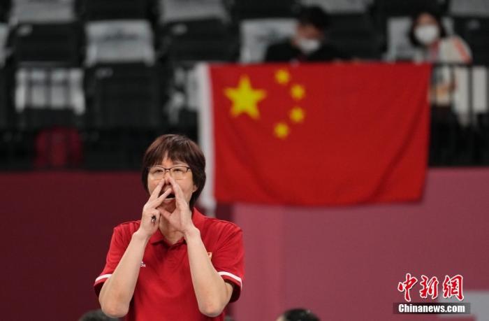 北京时间8月2日下午，中国女排迎来与阿根廷女排的较量。提前两轮无缘小组出线的中国女排在比赛中依旧全力以赴，最终以3:0(25:15，25:22，25：19)完胜对手。至此，中国女排以小组赛2胜3负的战绩结束了东京奥运之旅。图为郎平在场边指导。 <a target='_blank' href='http://www.chinanews.com/'>中新社</a>记者 杜洋 摄