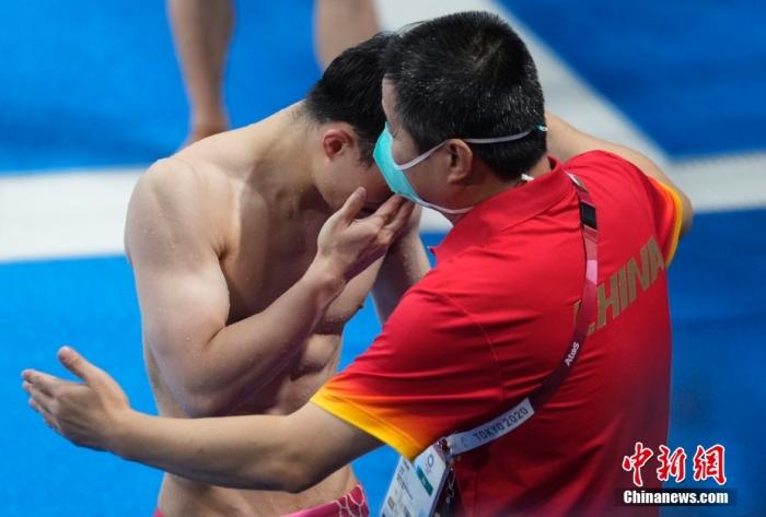 当地时间8月3日，东京奥运会男子单人3米跳板决赛中，中国选手谢思埸以558.75分首次加冕该项目奥运冠军。曾经历两次严重的脚伤，一度险些告别跳水生涯的谢思埸，如今也成为继名将熊倪之后，第二位在单届奥运会包揽男子单、双人三米板冠军的中国运动员。图为谢思埸赛后激动落泪。/p中新社记者 杜洋 摄