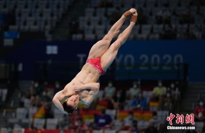 当地时间8月3日，东京奥运会男子单人3米跳板决赛中，中国选手谢思埸以558.75分首次加冕该项目奥运冠军。图为谢思埸在比赛中。 /p中新社记者 杜洋 摄