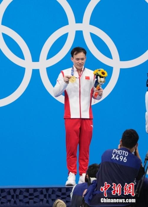 当地时间8月3日，东京奥运会男子单人3米跳板决赛中，中国选手谢思埸以558.75分首次加冕该项目奥运冠军。图为谢思埸在颁奖仪式上。 <a target='_blank' href='http://www.chinanews.com/'>中新社</a>记者 杜洋 摄