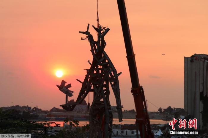 当地时间8月2日，黎巴嫩港口大爆炸一周年之际，为纪念在灾难中的遇难者，黎巴嫩建筑师纳迪姆·卡拉姆 (Nadim Karam) 在贝鲁特港口建起一座25米高名为“姿势”的雕塑。据介绍，这座雕塑将在8月4日零时完全完工。