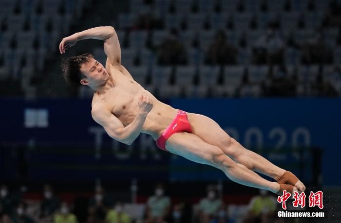 当地时间8月3日，东京奥运会男子单人3米跳板决赛中，中国选手谢思埸以558.75分首次加冕该项目奥运冠军。曾经历两次严重的脚伤，一度险些告别跳水生涯的谢思埸，如今也成为继名将熊倪之后，第二位在单届奥运会包揽男子单、双人三米板冠军的中国运动员。/p中新社记者 杜洋 摄
