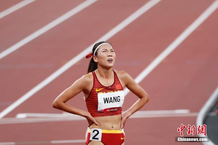 8月3日，在东京奥运会女子800米决赛中，中国选手王春雨以1分57秒获得第五名。图为王春雨完成比赛。 <a target='_blank' href='http://www.chinanews.com/'>中新社</a>记者 韩海丹 摄